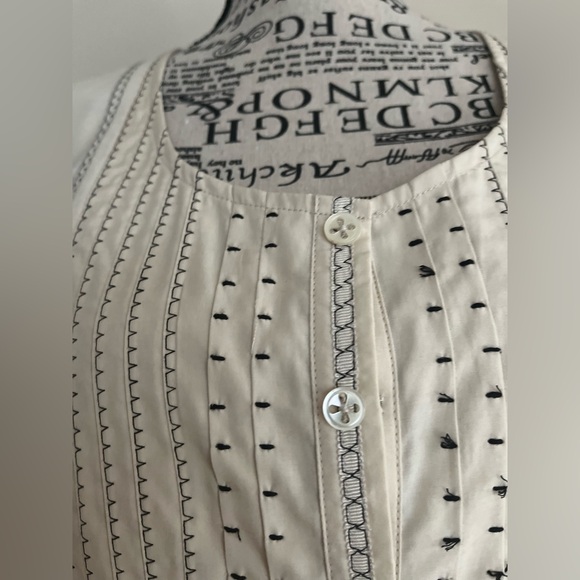 Robin Howe Sleeveless, Pleated Blouse in Cream — Size 4 - Picture 4 of 8